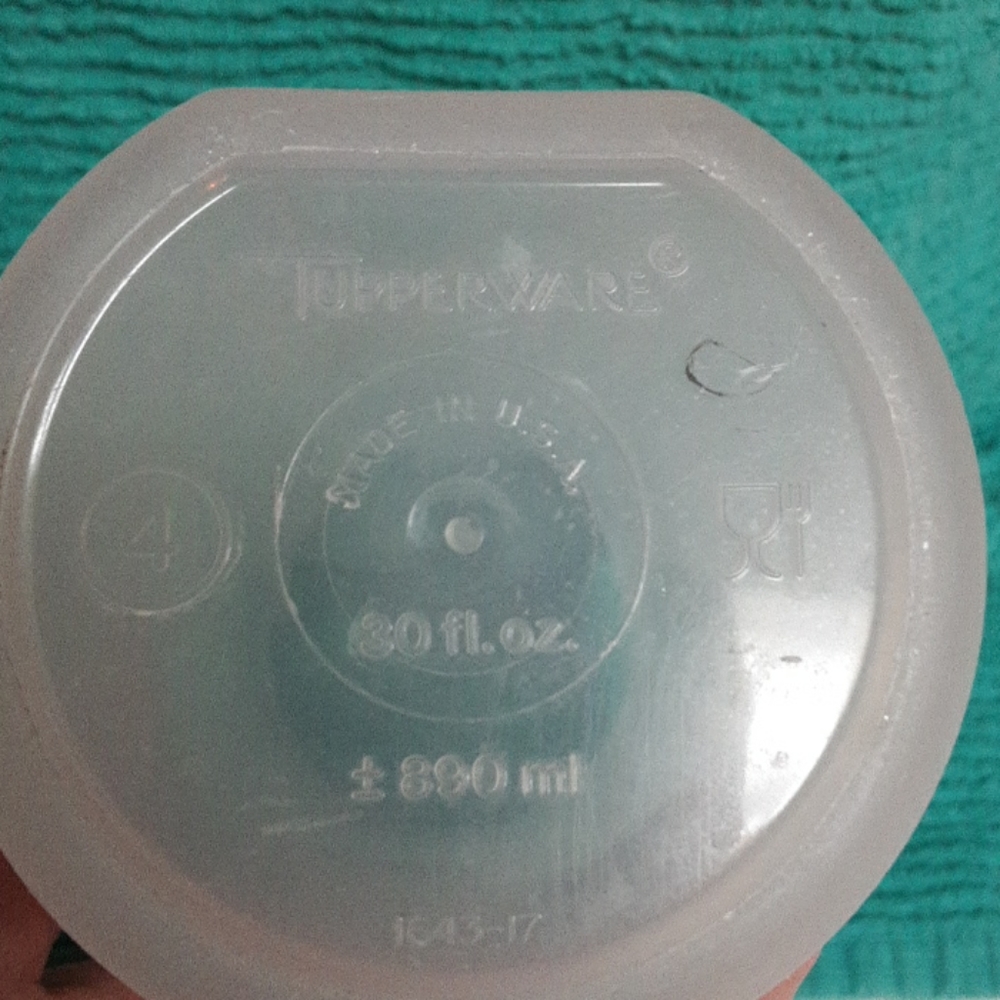 Tupperware spaghetti container - Picture 3 of 5